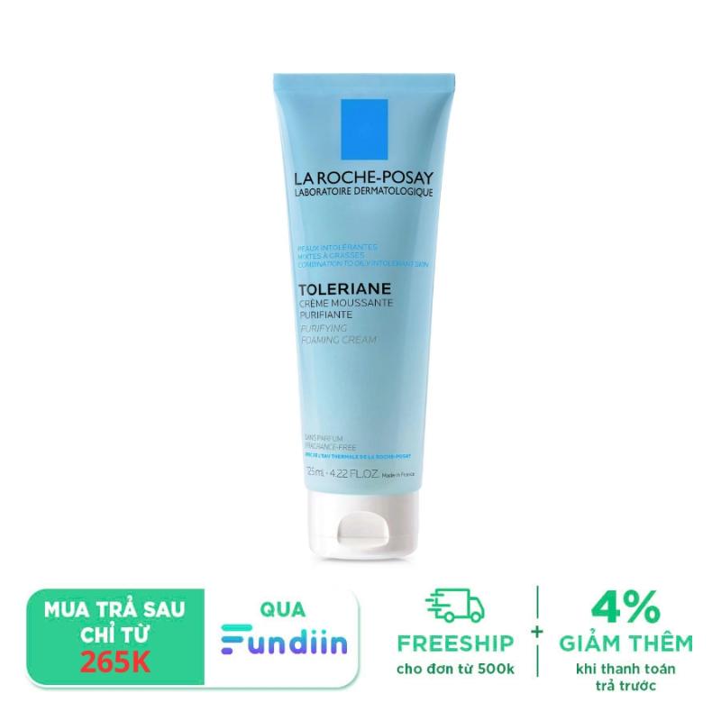 Người phụ nữ nhẹ nhàng rửa mặt với sữa rửa mặt La Roche Posay, thể hiện công dụng làm sạch sâu nhưng vẫn giữ độ ẩm cho da